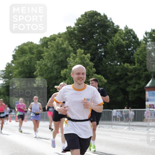 29.06.2025 - hella hamburg halbmarathon Jannik Wohlers http://msf.ph/oto/8293283 29.06.2025 10:04:41 Lombardsbrücke 1126, 2424, 3071, 3413, 4220, 6907, 6908, 7302, 7826, 8089, 8999, 9007, 9019, 11088, 11595, 13242, 13327, 13717, 14203, 16134, 16579, 17112, 17707, 17818, 18189, 18556 meine-sportfotos.de