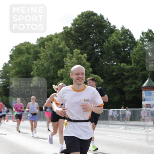 29.06.2025 - hella hamburg halbmarathon Jannik Wohlers http://msf.ph/oto/8293285 29.06.2025 10:04:41 Lombardsbrücke 1126, 2424, 3071, 3413, 4220, 6907, 6908, 7302, 7826, 8089, 8999, 9007, 9019, 11088, 11595, 13242, 13327, 13717, 14203, 16134, 16579, 17112, 17707, 17818, 18189, 18556 meine-sportfotos.de