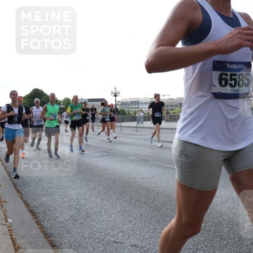 29.06.2025 - hella hamburg halbmarathon Lena Gebhardt http://msf.ph/oto/8293309 29.06.2025 09:58:57 Lombardsbrücke 19152, 6585, 1285, 1410, 1485, 1506, 1715, 1719, 1727, 1946, 1951, 1972, 2029, 2518, 2741, 2840, 2883, 2907, 2911, 3037, 3097, 3334, 3715, 3819, 3952, 4120, 4152, 4167, 4839, 5077, 5084, 5259, 5378, 5391, 5420, 5894, 6294, 6390, 6399, 6592, 6629, 6657, 6759, 6877, 7033, 7082, 7232, 7369, 7716, 7732, 7864, 8068, 8322, 8393, 8639, 8721, 8772, 8798, 9655, 9727, 9770, 9884, 10266, 10488 meine-sportfotos.de