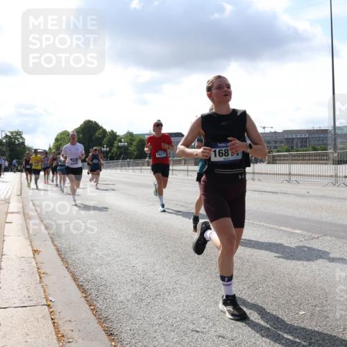 29.06.2025 - hella hamburg halbmarathon Lena Gebhardt http://msf.ph/oto/8293340 29.06.2025 09:46:34 Lombardsbrücke 18277, 1, 7628, 168, 1344, 1889, 2243, 2525, 3809, 3843, 3955, 4477, 4944, 5042, 5048, 5152, 6169, 6683, 7055, 7466, 7534, 7628, 7845, 7901, 8312, 8784, 8864, 8956, 9345, 10298, 10453, 10477, 10865, 10927, 10929, 11230, 11282, 11304, 11661, 11833, 12447, 12899, 12987, 13199, 13252, 13493, 13494, 13617, 13961, 14276, 14293, 14310, 15115, 15391, 15689, 15902, 16065, 16140, 16243, 16507, 16580, 16811, 16931, 16957, 17213, 17768 meine-sportfotos.de