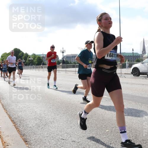 29.06.2025 - hella hamburg halbmarathon Lena Gebhardt http://msf.ph/oto/8293392 29.06.2025 09:46:34 Lombardsbrücke 16811, 1344, 1889, 2243, 2525, 3809, 3843, 3955, 4477, 4944, 5042, 5048, 5152, 6169, 6683, 7055, 7466, 7534, 7628, 7845, 7901, 8312, 8784, 8864, 8956, 9345, 10298, 10453, 10477, 10865, 10927, 10929, 11230, 11282, 11304, 11661, 11833, 12447, 12899, 12987, 13199, 13252, 13493, 13494, 13617, 13961, 14276, 14293, 14310, 15115, 15391, 15689, 15902, 16065, 16140, 16243, 16507, 16580, 16811, 16931, 16957, 17213, 17768 meine-sportfotos.de