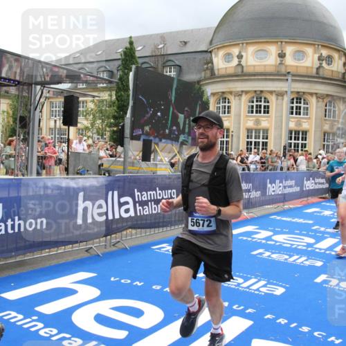 29.06.2025 - hella hamburg halbmarathon Michael Strokosch http://msf.ph/oto/8293400 29.06.2025 10:56:28 Ziel 3048, 4029, 5672, 6399, 7742, 8863, 9622, 10665, 11231, 11309, 15300, 15818, 16257, 16375, 17734, 18117, 18495, 18652 meine-sportfotos.de