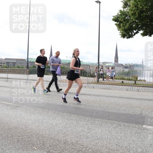 29.06.2025 - hella hamburg halbmarathon Lena Gebhardt http://msf.ph/oto/8293406 29.06.2025 10:21:23 Lombardsbrücke 18809, 1449, 1028, 1072, 1266, 1401, 1658, 2271, 2383, 2635, 2815, 2956, 2986, 3122, 3161, 3453, 3770, 3813, 3817, 3825, 3826, 4082, 4350, 4697, 4786, 5041, 5061, 5122, 5373, 5395, 5412, 5493, 5759, 5767, 5957, 6086, 6103, 6275, 6308, 6844, 7228, 7375, 7522, 7553, 7608, 7612, 7781, 8095, 8286, 8724, 8726, 8844, 8896, 9005, 9011, 9100, 9108, 9236, 9369, 9483, 9499, 9501, 9532, 9624, 10374, 10585, 10602, 10874, 11698, 12175, 12694, 13057, 13508 meine-sportfotos.de