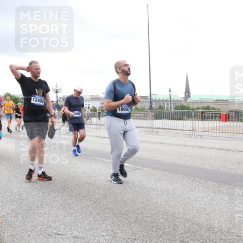 29.06.2025 - hella hamburg halbmarathon Lena Gebhardt http://msf.ph/oto/8293417 29.06.2025 10:55:57 Lombardsbrücke 5575, 12902, 4896, 18907, 1616, 1738, 1873, 1909, 2095, 2793, 3101, 3244, 3257, 3268, 4265, 4354, 4470, 4473, 4836, 4896, 5220, 5222, 5306, 5487, 5575, 5580, 5994, 6055, 6056, 6113, 6257, 6494, 6594, 6968, 7025, 7028, 7516, 7548, 7616, 7969, 8005, 8110, 8305, 8527, 8532, 8533, 8626, 8648, 9435, 9548, 9606, 9614, 9618, 9838, 9857, 9858, 9861, 9865, 9956, 10094, 10436, 10438, 10449, 10559, 10593, 10640, 10740, 10784, 10987, 11903, 11962, 11963, 12695, 12902 meine-sportfotos.de
