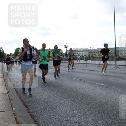 29.06.2025 - hella hamburg halbmarathon Lena Gebhardt http://msf.ph/oto/8293424 29.06.2025 09:58:58 Lombardsbrücke 61, 18000, 1485, 19152, 1410, 1485, 1506, 1715, 1719, 1727, 1946, 1951, 1972, 2029, 2518, 2741, 2840, 2883, 2907, 2911, 3037, 3097, 3334, 3715, 3819, 3952, 4120, 4152, 4167, 4839, 5077, 5084, 5259, 5378, 5391, 5420, 5492, 6294, 6390, 6399, 6592, 6629, 6657, 6759, 6877, 7033, 7082, 7232, 7369, 7716, 7732, 7864, 8068, 8322, 8509, 8639, 8721, 8772, 8798, 9655, 9727, 9770, 9884, 10266, 10488 meine-sportfotos.de
