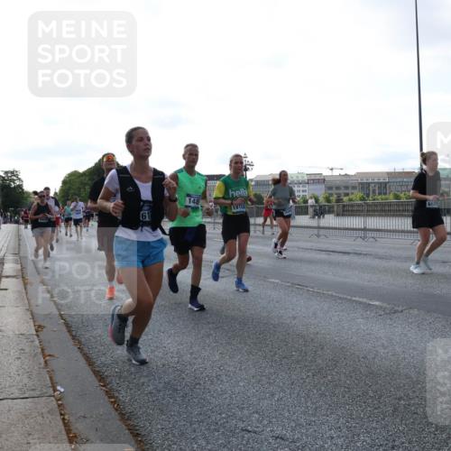 29.06.2025 - hella hamburg halbmarathon Lena Gebhardt http://msf.ph/oto/8293468 29.06.2025 09:58:58 Lombardsbrücke 1410, 1485, 1506, 1715, 1719, 1727, 1946, 1951, 1972, 2029, 2518, 2741, 2840, 2883, 2907, 2911, 3037, 3097, 3334, 3715, 3819, 3952, 4120, 4152, 4167, 4839, 5077, 5084, 5259, 5378, 5391, 5420, 5492, 6294, 6390, 6399, 6592, 6629, 6657, 6759, 6877, 7033, 7082, 7232, 7369, 7716, 7732, 7864, 8068, 8322, 8509, 8639, 8721, 8772, 8798, 9655, 9727, 9770, 9884, 10266, 10488 meine-sportfotos.de