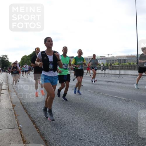 29.06.2025 - hella hamburg halbmarathon Lena Gebhardt http://msf.ph/oto/8293506 29.06.2025 09:58:58 Lombardsbrücke 612, 16292, 148, 19152, 1410, 1485, 1506, 1715, 1719, 1727, 1946, 1951, 1972, 2029, 2518, 2741, 2840, 2883, 2907, 2911, 3037, 3097, 3334, 3715, 3819, 3952, 4120, 4152, 4167, 4839, 5077, 5084, 5259, 5378, 5391, 5420, 5492, 6294, 6390, 6399, 6592, 6629, 6657, 6759, 6877, 7033, 7082, 7232, 7369, 7716, 7732, 7864, 8068, 8322, 8509, 8639, 8721, 8772, 8798, 9655, 9727, 9770, 9884, 10266, 10488 meine-sportfotos.de