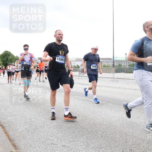 29.06.2025 - hella hamburg halbmarathon Lena Gebhardt http://msf.ph/oto/8293516 29.06.2025 10:55:58 Lombardsbrücke 5575, 12902, 07, 4896, 1616, 1738, 1873, 1909, 2095, 2793, 3101, 3244, 3257, 3268, 4265, 4354, 4470, 4473, 4836, 4896, 5220, 5222, 5306, 5487, 5575, 5580, 5994, 6055, 6056, 6113, 6257, 6494, 6594, 6968, 7025, 7028, 7516, 7548, 7616, 7969, 8005, 8110, 8305, 8527, 8532, 8533, 8626, 8648, 9435, 9548, 9606, 9614, 9618, 9838, 9857, 9858, 9861, 9865, 9956, 10094, 10436, 10438, 10449, 10559, 10593, 10640, 10740, 10784, 10987, 11903, 11962, 11963, 12695, 12902 meine-sportfotos.de
