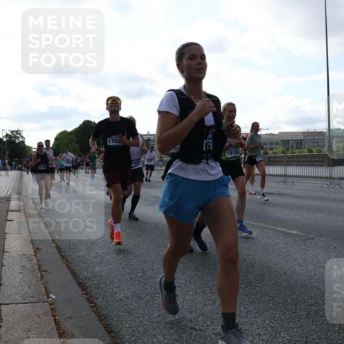 29.06.2025 - hella hamburg halbmarathon Lena Gebhardt http://msf.ph/oto/8293546 29.06.2025 09:58:59 Lombardsbrücke 16292, 1782, 19152, 662, 1410, 1485, 1506, 1715, 1719, 1727, 1946, 1951, 1972, 2029, 2518, 2741, 2840, 2883, 2907, 2911, 3037, 3097, 3334, 3715, 3819, 3952, 4120, 4152, 4167, 4467, 4839, 5077, 5084, 5259, 5378, 5391, 5420, 5492, 6294, 6390, 6399, 6592, 6629, 6657, 6759, 6877, 7033, 7082, 7232, 7369, 7716, 7732, 7864, 8068, 8322, 8509, 8639, 8721, 8772, 8798, 9655, 9727, 9770, 9884, 10266, 10488 meine-sportfotos.de