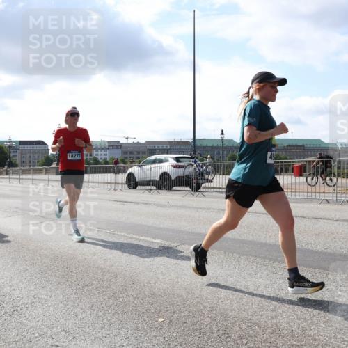 29.06.2025 - hella hamburg halbmarathon Lena Gebhardt http://msf.ph/oto/8293587 29.06.2025 09:46:35 Lombardsbrücke 7628, 5048, 18277, 1344, 1889, 2243, 2525, 3809, 3843, 3955, 4477, 4944, 5042, 5048, 5152, 6169, 6683, 7055, 7466, 7534, 7622, 7628, 7845, 7901, 8312, 8784, 8864, 8956, 10298, 10477, 10865, 10927, 10929, 11230, 11282, 11304, 11661, 11833, 12447, 12899, 12987, 13199, 13252, 13493, 13494, 13617, 13961, 14276, 14293, 14310, 15115, 15391, 15689, 15902, 16065, 16140, 16243, 16507, 16580, 16811, 16931, 16957, 17213, 17768 meine-sportfotos.de