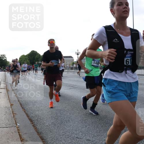 29.06.2025 - hella hamburg halbmarathon Lena Gebhardt http://msf.ph/oto/8293589 29.06.2025 09:58:59 Lombardsbrücke 16292, 28, 148, 1410, 1485, 1506, 1715, 1719, 1727, 1946, 1951, 1972, 2029, 2518, 2741, 2840, 2883, 2907, 2911, 3037, 3097, 3334, 3715, 3819, 3952, 4120, 4152, 4167, 4467, 4839, 5077, 5084, 5259, 5378, 5391, 5420, 5492, 6294, 6390, 6399, 6592, 6629, 6657, 6759, 6877, 7033, 7082, 7232, 7369, 7716, 7732, 7864, 8068, 8322, 8509, 8639, 8721, 8772, 8798, 9655, 9727, 9770, 9884, 10266, 10488 meine-sportfotos.de