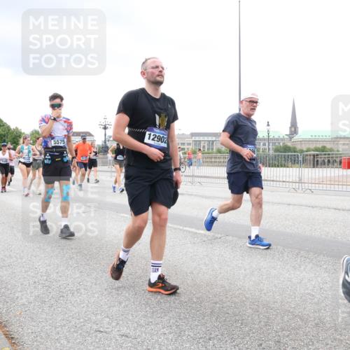 29.06.2025 - hella hamburg halbmarathon Lena Gebhardt http://msf.ph/oto/8293612 29.06.2025 10:55:58 Lombardsbrücke 5575, 12902, 1616, 1738, 1873, 1909, 2095, 2793, 3101, 3244, 3257, 3268, 4265, 4354, 4470, 4473, 4836, 4896, 5220, 5222, 5306, 5487, 5575, 5580, 5994, 6055, 6056, 6113, 6257, 6494, 6594, 6968, 7025, 7028, 7516, 7548, 7616, 7969, 8005, 8110, 8305, 8527, 8532, 8533, 8626, 8648, 9435, 9548, 9606, 9614, 9618, 9838, 9857, 9858, 9861, 9865, 9956, 10094, 10436, 10438, 10449, 10559, 10593, 10640, 10740, 10784, 10987, 11903, 11962, 11963, 12695, 12902 meine-sportfotos.de