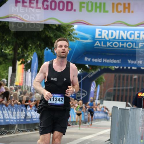 29.06.2025 - hella hamburg halbmarathon Strokosch-Dieckow http://msf.ph/oto/8293619 29.06.2025 10:18:54 Ziel 6380, 11342 meine-sportfotos.de