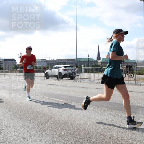 29.06.2025 - hella hamburg halbmarathon Lena Gebhardt http://msf.ph/oto/8293626 29.06.2025 09:46:35 Lombardsbrücke 7628, 18277, 1344, 1889, 2243, 2525, 3809, 3843, 3955, 4477, 4944, 5042, 5048, 5152, 6169, 6683, 7055, 7466, 7534, 7622, 7628, 7845, 7901, 8312, 8784, 8864, 8956, 10298, 10477, 10865, 10927, 10929, 11230, 11282, 11304, 11661, 11833, 12447, 12899, 12987, 13199, 13252, 13493, 13494, 13617, 13961, 14276, 14293, 14310, 15115, 15391, 15689, 15902, 16065, 16140, 16243, 16507, 16580, 16811, 16931, 16957, 17213, 17768 meine-sportfotos.de