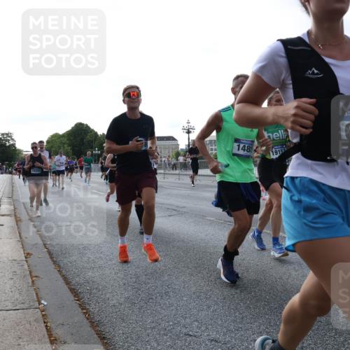 29.06.2025 - hella hamburg halbmarathon Lena Gebhardt http://msf.ph/oto/8293628 29.06.2025 09:58:59 Lombardsbrücke 1485, 19152, 612, 1410, 1485, 1506, 1715, 1719, 1727, 1946, 1951, 1972, 2029, 2518, 2741, 2840, 2883, 2907, 2911, 3037, 3097, 3334, 3715, 3819, 3952, 4120, 4152, 4167, 4467, 4839, 5077, 5084, 5259, 5378, 5391, 5420, 5492, 6294, 6390, 6399, 6592, 6629, 6657, 6759, 6877, 7033, 7082, 7232, 7369, 7716, 7732, 7864, 8068, 8322, 8509, 8639, 8721, 8772, 8798, 9655, 9727, 9770, 9884, 10266, 10488 meine-sportfotos.de