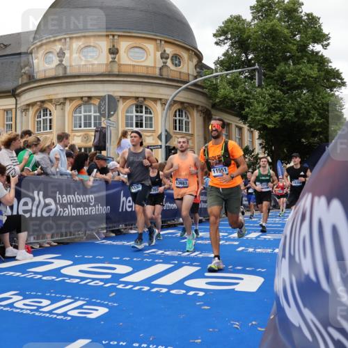29.06.2025 - hella hamburg halbmarathon Strokosch-Dieckow http://msf.ph/oto/8293649 29.06.2025 10:50:58 Ziel 1466, 1630, 2207, 3654, 4077, 7052, 7369, 8117, 8205, 8261, 8572, 8704, 10215, 10508, 10603, 11551, 12778, 13008, 13687, 14125, 15362, 15395, 15643, 16285, 17221, 17384, 18066, 18350 meine-sportfotos.de