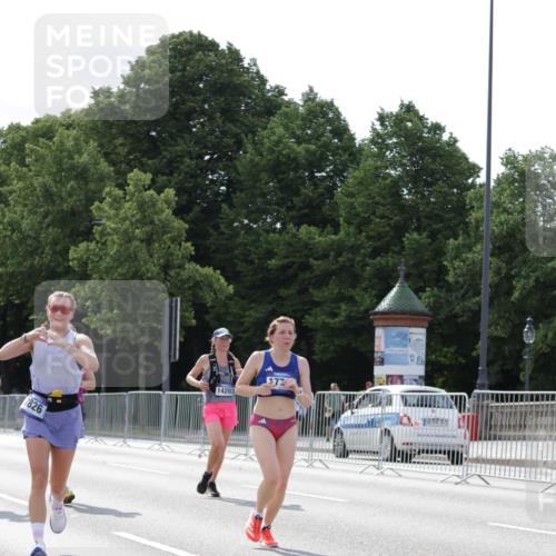 29.06.2025 - hella hamburg halbmarathon Jannik Wohlers http://msf.ph/oto/8293654 29.06.2025 10:04:44 Lombardsbrücke 2424, 3071, 3413, 4220, 6059, 6907, 6908, 7302, 7826, 8089, 8999, 9007, 9019, 11595, 13242, 13327, 13717, 14203, 16134, 16478, 17112, 17707, 17818, 18189, 18556, 19034 meine-sportfotos.de