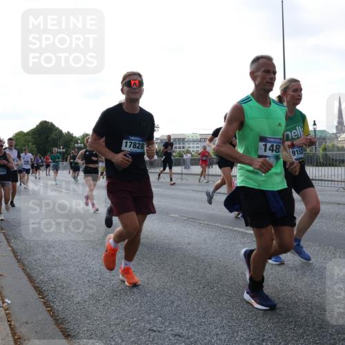 29.06.2025 - hella hamburg halbmarathon Lena Gebhardt http://msf.ph/oto/8293658 29.06.2025 09:58:59 Lombardsbrücke 16292, 17828, 148, 9152, 1410, 1485, 1506, 1715, 1719, 1727, 1946, 1951, 1972, 2029, 2518, 2741, 2840, 2883, 2907, 2911, 3037, 3097, 3334, 3715, 3819, 3952, 4120, 4152, 4167, 4467, 4839, 5077, 5084, 5259, 5378, 5391, 5420, 5492, 6294, 6390, 6399, 6592, 6629, 6657, 6759, 6877, 7033, 7082, 7232, 7369, 7716, 7732, 7864, 8068, 8322, 8509, 8639, 8721, 8772, 8798, 9655, 9727, 9770, 9884, 10266, 10488 meine-sportfotos.de