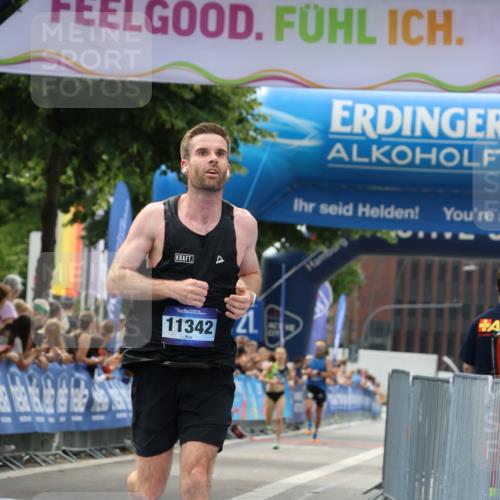 29.06.2025 - hella hamburg halbmarathon Strokosch-Dieckow http://msf.ph/oto/8293684 29.06.2025 10:18:54 Ziel 6380, 11342 meine-sportfotos.de