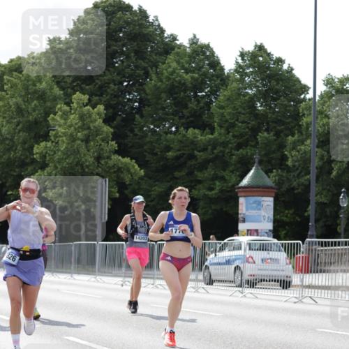 29.06.2025 - hella hamburg halbmarathon Jannik Wohlers http://msf.ph/oto/8293685 29.06.2025 10:04:44 Lombardsbrücke 2424, 3071, 3413, 4220, 6059, 6907, 6908, 7302, 7826, 8089, 8999, 9007, 9019, 11595, 13242, 13327, 13717, 14203, 16134, 16478, 17112, 17707, 17818, 18189, 18556, 19034 meine-sportfotos.de