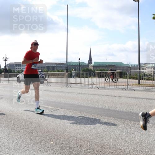 29.06.2025 - hella hamburg halbmarathon Lena Gebhardt http://msf.ph/oto/8293746 29.06.2025 09:46:35 Lombardsbrücke 18277, 7628, 2, 39, 1344, 1889, 2243, 2525, 3809, 3843, 3955, 4477, 4944, 5042, 5048, 5152, 6169, 6683, 7055, 7466, 7534, 7622, 7628, 7845, 7901, 8312, 8784, 8864, 8956, 10298, 10477, 10865, 10927, 10929, 11230, 11282, 11304, 11661, 11833, 12447, 12899, 12987, 13199, 13252, 13493, 13494, 13617, 13961, 14276, 14293, 14310, 15115, 15391, 15689, 15902, 16065, 16140, 16243, 16507, 16580, 16811, 16931, 16957, 17213, 17768 meine-sportfotos.de