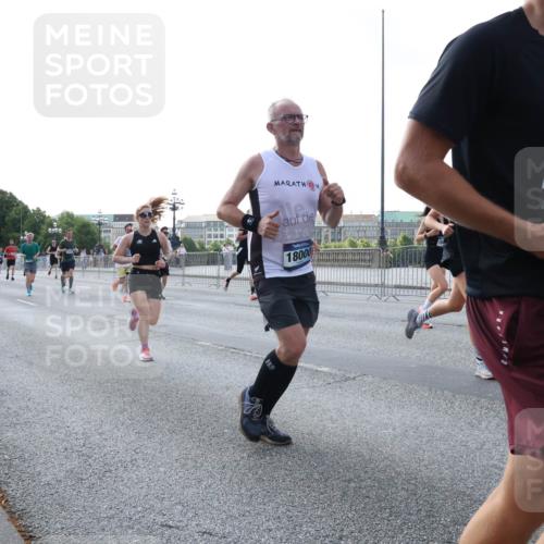 29.06.2025 - hella hamburg halbmarathon Lena Gebhardt http://msf.ph/oto/8293819 29.06.2025 09:59:00 Lombardsbrücke 16292, 18000, 17828, 1410, 1485, 1506, 1715, 1719, 1727, 1946, 1951, 1972, 2518, 2741, 2840, 2883, 2907, 2911, 3037, 3334, 3715, 3819, 3952, 4120, 4152, 4167, 4467, 4839, 5077, 5084, 5259, 5378, 5391, 5420, 5492, 6294, 6390, 6399, 6592, 6629, 6657, 6759, 6877, 7033, 7082, 7130, 7232, 7369, 7716, 7732, 7864, 8068, 8322, 8509, 8639, 8721, 8772, 8798, 9655, 9727, 9770, 9884, 10266, 10488 meine-sportfotos.de