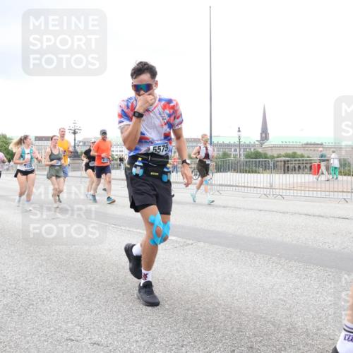 29.06.2025 - hella hamburg halbmarathon Lena Gebhardt http://msf.ph/oto/8293822 29.06.2025 10:55:59 Lombardsbrücke 17168, 15289, 6113, 5575, 12, 1616, 1738, 1909, 2095, 2793, 3101, 3244, 3257, 3268, 4083, 4265, 4354, 4470, 4473, 4836, 4896, 5220, 5222, 5306, 5575, 5580, 5994, 6055, 6056, 6113, 6257, 6494, 6594, 6968, 7025, 7028, 7516, 7548, 7616, 7969, 8005, 8110, 8305, 8527, 8532, 8533, 8648, 9435, 9548, 9606, 9614, 9618, 9838, 9857, 9858, 9861, 9865, 9956, 10094, 10436, 10438, 10449, 10559, 10593, 10640, 10740, 10784, 10987, 11903, 11962, 11963, 12695, 12902 meine-sportfotos.de