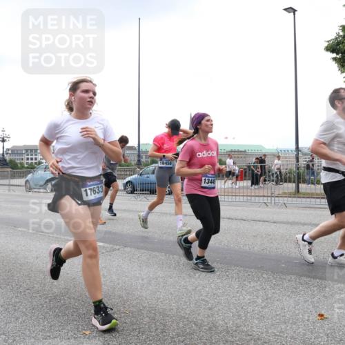 29.06.2025 - hella hamburg halbmarathon Lena Gebhardt http://msf.ph/oto/8293845 29.06.2025 10:46:45 Lombardsbrücke 1073, 1286, 1363, 1371, 1375, 1429, 1465, 1608, 1720, 1837, 1999, 2162, 2211, 2320, 2327, 2500, 2556, 2665, 2697, 2981, 3277, 3406, 3407, 3469, 3734, 3823, 4202, 4296, 4342, 4355, 4448, 4604, 5111, 5114, 5700, 5796, 5953, 6068, 6124, 6161, 6485, 6496, 6740, 7303, 7364, 7368, 7374, 7412, 7767, 7827, 7960, 8477, 8486, 8551, 8553, 8684, 8700, 9337, 9691, 10153, 10230, 12298, 12333, 12522, 13969, 14261, 15852, 16882, 16987 meine-sportfotos.de
