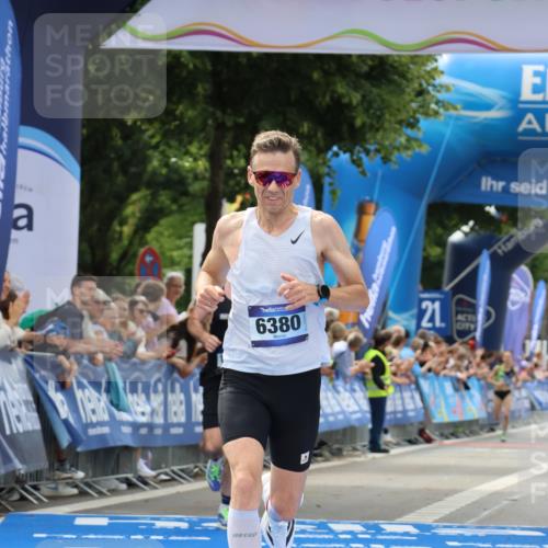 29.06.2025 - hella hamburg halbmarathon Strokosch-Dieckow http://msf.ph/oto/8293848 29.06.2025 10:18:50 Ziel 6380, 11342, 15495 meine-sportfotos.de