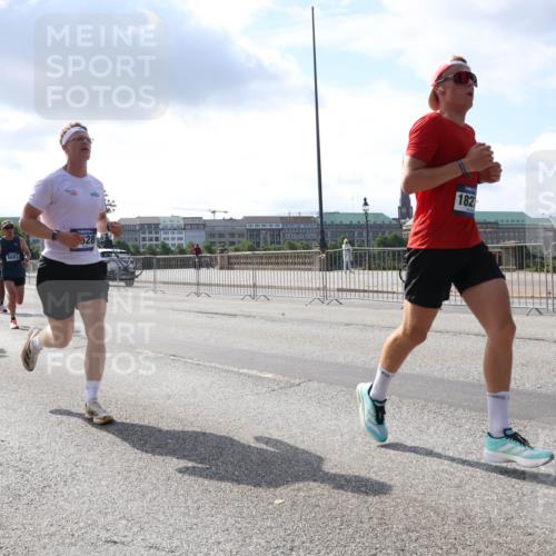 29.06.2025 - hella hamburg halbmarathon Lena Gebhardt http://msf.ph/oto/8293897 29.06.2025 09:46:36 Lombardsbrücke 528, 5048, 6683, 1821, 1344, 1889, 2243, 2525, 3809, 3843, 3955, 4477, 4944, 5042, 5048, 5152, 5660, 6683, 7055, 7466, 7534, 7622, 7628, 7845, 7901, 8312, 8784, 8864, 8956, 10298, 10477, 10865, 10927, 10929, 11230, 11282, 11304, 11661, 11833, 12447, 12899, 12987, 13199, 13252, 13493, 13494, 13617, 13729, 13961, 14276, 14293, 14310, 15115, 15391, 15689, 15902, 16065, 16140, 16243, 16507, 16580, 16811, 16931, 16957, 17213, 17768 meine-sportfotos.de