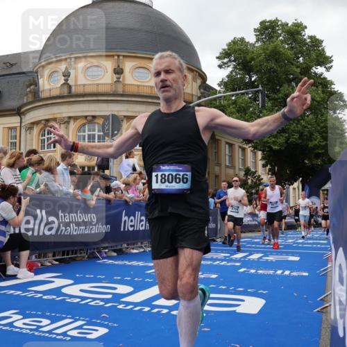 29.06.2025 - hella hamburg halbmarathon Strokosch-Dieckow http://msf.ph/oto/8293917 29.06.2025 10:51:04 Ziel 1366, 1630, 2207, 4077, 4816, 4967, 6027, 8117, 8261, 8508, 8704, 10215, 10508, 10603, 10868, 11733, 12778, 13008, 13073, 14125, 15480, 16285, 17221, 17384, 17530, 17823, 18066, 18350 meine-sportfotos.de