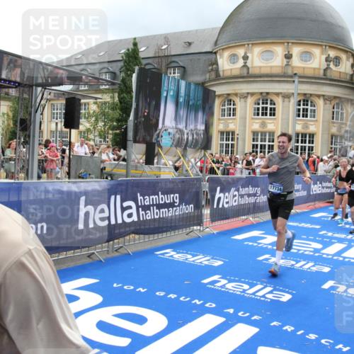29.06.2025 - hella hamburg halbmarathon Michael Strokosch http://msf.ph/oto/8293925 29.06.2025 10:56:33 Ziel 1583, 3413, 5744, 6399, 7742, 8542, 8652, 8863, 9562, 10093, 10665, 15407, 15818, 16257, 16261, 17268, 17734, 18746, 18835 meine-sportfotos.de
