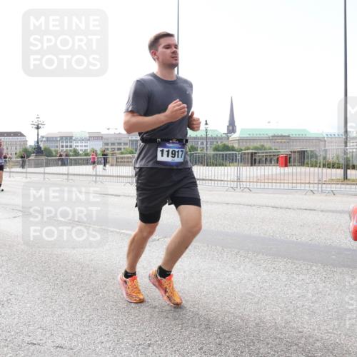 29.06.2025 - hella hamburg halbmarathon Lena Gebhardt http://msf.ph/oto/8293928 29.06.2025 10:11:55 Lombardsbrücke 1062, 1328, 1531, 1790, 1866, 1992, 3363, 4227, 5379, 5605, 7571, 8115, 8807, 8810, 9191, 9428, 9705, 10042, 10409, 10428, 11321, 11507, 11525, 11537, 11581, 11917, 12473, 13171, 13177, 13203, 13542, 13939, 13958, 14008, 14060, 14196, 14384, 15137, 15945, 16976, 17080, 17638, 17774, 17866, 18261, 18278, 18395, 18429, 18655 meine-sportfotos.de