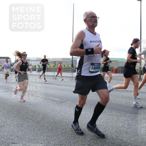 29.06.2025 - hella hamburg halbmarathon Lena Gebhardt http://msf.ph/oto/8293940 29.06.2025 09:59:00 Lombardsbrücke 18000, 1410, 1485, 1506, 1715, 1719, 1727, 1946, 1951, 1972, 2518, 2741, 2840, 2883, 2907, 2911, 3037, 3334, 3715, 3819, 3952, 4120, 4152, 4167, 4467, 4839, 5077, 5084, 5259, 5378, 5391, 5420, 5492, 6294, 6390, 6399, 6592, 6629, 6657, 6759, 6877, 7033, 7082, 7130, 7232, 7369, 7716, 7732, 7864, 8068, 8322, 8509, 8639, 8721, 8772, 8798, 9655, 9727, 9770, 9884, 10266, 10488 meine-sportfotos.de
