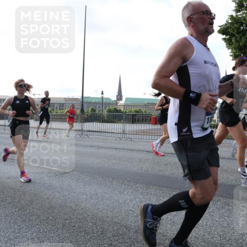 29.06.2025 - hella hamburg halbmarathon Lena Gebhardt http://msf.ph/oto/8293992 29.06.2025 09:59:01 Lombardsbrücke 6000, 18, 1410, 1485, 1506, 1715, 1719, 1727, 1946, 1951, 1972, 2518, 2741, 2840, 2883, 2907, 2911, 3037, 3334, 3715, 3819, 3952, 4120, 4152, 4167, 4467, 4839, 5077, 5084, 5259, 5378, 5391, 5420, 5457, 5458, 5492, 6294, 6390, 6399, 6592, 6629, 6657, 6759, 6877, 7033, 7082, 7129, 7130, 7232, 7369, 7716, 7732, 7864, 8068, 8322, 8509, 8639, 8721, 8772, 8798, 9655, 9727, 9770, 9884, 10266, 10488 meine-sportfotos.de