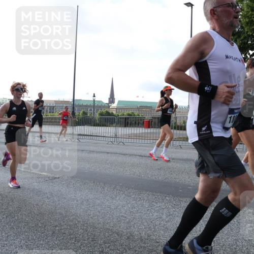 29.06.2025 - hella hamburg halbmarathon Lena Gebhardt http://msf.ph/oto/8294063 29.06.2025 09:59:01 Lombardsbrücke 10488, 18, 1410, 1485, 1506, 1715, 1719, 1727, 1946, 1951, 1972, 2518, 2741, 2840, 2883, 2907, 2911, 3037, 3334, 3715, 3819, 3952, 4120, 4152, 4167, 4467, 4839, 5077, 5084, 5259, 5378, 5391, 5420, 5457, 5458, 5492, 6294, 6390, 6399, 6592, 6629, 6657, 6759, 6877, 7033, 7082, 7129, 7130, 7232, 7369, 7716, 7732, 7864, 8068, 8322, 8509, 8639, 8721, 8772, 8798, 9655, 9727, 9770, 9884, 10266, 10488 meine-sportfotos.de