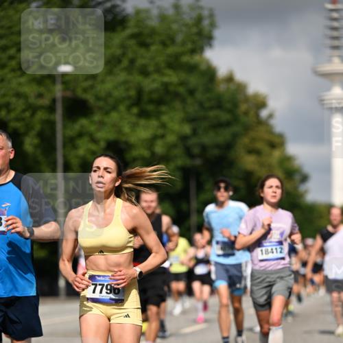 29.06.2025 - hella hamburg halbmarathon Dr. Thomas Lammeyer http://msf.ph/oto/8294113 29.06.2025 09:53:31 Kennedybrücke 1445, 1615, 1800, 1803, 1975, 2324, 2415, 2573, 2949, 3431, 3530, 4303, 4425, 4528, 5248, 5436, 5791, 5803, 5889, 6123, 6682, 7495, 7774, 7796, 8370, 8629, 8925, 9264, 9265, 9294, 9711, 9979, 10894 meine-sportfotos.de