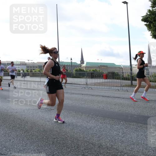 29.06.2025 - hella hamburg halbmarathon Lena Gebhardt http://msf.ph/oto/8294183 29.06.2025 09:59:01 Lombardsbrücke 292, 1410, 1485, 1506, 1715, 1719, 1727, 1946, 1951, 1972, 2518, 2741, 2840, 2883, 2907, 2911, 3037, 3334, 3715, 3819, 3952, 4120, 4152, 4167, 4467, 4839, 5077, 5084, 5259, 5378, 5391, 5420, 5457, 5458, 5492, 6294, 6390, 6399, 6592, 6629, 6657, 6759, 6877, 7033, 7082, 7129, 7130, 7232, 7369, 7716, 7732, 7864, 8068, 8322, 8509, 8639, 8721, 8772, 8798, 9655, 9727, 9770, 9884, 10266, 10488 meine-sportfotos.de