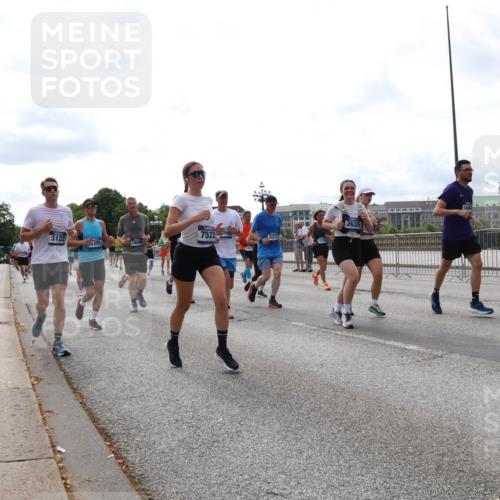 29.06.2025 - hella hamburg halbmarathon Lena Gebhardt http://msf.ph/oto/8294208 29.06.2025 10:21:26 Lombardsbrücke 3122, 7522, 1658, 549, 5373, 2635, 1028, 1072, 1266, 1401, 1658, 1668, 2271, 2383, 2635, 2815, 2956, 2986, 3122, 3161, 3453, 3770, 3813, 3817, 3825, 3826, 4082, 4375, 4376, 4697, 4786, 5061, 5122, 5373, 5395, 5412, 5493, 5759, 5767, 5957, 6086, 6103, 6275, 6308, 6844, 7228, 7375, 7522, 7553, 7608, 7612, 7781, 8095, 8286, 8726, 8844, 8896, 9100, 9108, 9369, 9483, 9499, 9501, 9532, 9624, 10374, 10585, 10602, 10874, 11698, 12175, 12694, 13057, 13508 meine-sportfotos.de