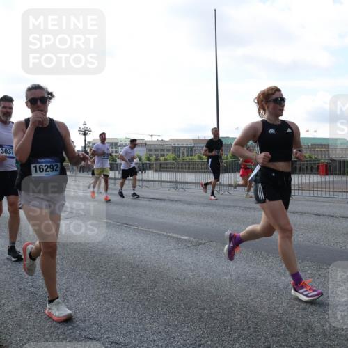 29.06.2025 - hella hamburg halbmarathon Lena Gebhardt http://msf.ph/oto/8294220 29.06.2025 09:59:01 Lombardsbrücke 1715, 3037, 16292, 1410, 1485, 1506, 1715, 1719, 1727, 1946, 1951, 1972, 2518, 2741, 2840, 2883, 2907, 2911, 3037, 3334, 3715, 3819, 3952, 4120, 4152, 4167, 4467, 4839, 5077, 5084, 5259, 5378, 5391, 5420, 5457, 5458, 5492, 6294, 6390, 6399, 6592, 6629, 6657, 6759, 6877, 7033, 7082, 7129, 7130, 7232, 7369, 7716, 7732, 7864, 8068, 8322, 8509, 8639, 8721, 8772, 8798, 9655, 9727, 9770, 9884, 10266, 10488 meine-sportfotos.de
