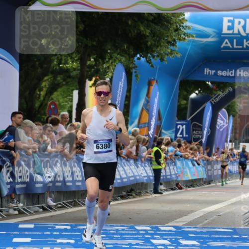 29.06.2025 - hella hamburg halbmarathon Strokosch-Dieckow http://msf.ph/oto/8294246 29.06.2025 10:18:49 Ziel 6380, 11342, 15495 meine-sportfotos.de