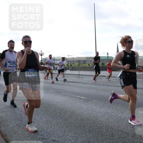 29.06.2025 - hella hamburg halbmarathon Lena Gebhardt http://msf.ph/oto/8294251 29.06.2025 09:59:01 Lombardsbrücke 1719, 1715, 3037, 16292, 1410, 1485, 1506, 1715, 1719, 1727, 1946, 1951, 1972, 2518, 2741, 2840, 2883, 2907, 2911, 3037, 3334, 3715, 3819, 3952, 4120, 4152, 4167, 4467, 4839, 5077, 5084, 5259, 5378, 5391, 5420, 5457, 5458, 5492, 6294, 6390, 6399, 6592, 6629, 6657, 6759, 6877, 7033, 7082, 7129, 7130, 7232, 7369, 7716, 7732, 7864, 8068, 8322, 8509, 8639, 8721, 8772, 8798, 9655, 9727, 9770, 9884, 10266, 10488 meine-sportfotos.de