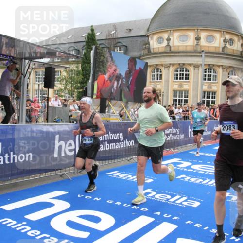 29.06.2025 - hella hamburg halbmarathon Michael Strokosch http://msf.ph/oto/8294288 29.06.2025 10:56:40 Ziel 2083, 3413, 4152, 5721, 5744, 6416, 6759, 7037, 7646, 8311, 8542, 8652, 8744, 9488, 9562, 10093, 11083, 11870, 12509, 13863, 15145, 17259, 18340, 18899, 19120 meine-sportfotos.de