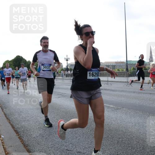 29.06.2025 - hella hamburg halbmarathon Lena Gebhardt http://msf.ph/oto/8294290 29.06.2025 09:59:02 Lombardsbrücke 1715, 3037, 16292, 1410, 1485, 1506, 1715, 1719, 1727, 1946, 1951, 1972, 2518, 2741, 2840, 2883, 2907, 2911, 3037, 3334, 3715, 3819, 3952, 4120, 4152, 4167, 4467, 4839, 5077, 5084, 5378, 5391, 5420, 5457, 5458, 5492, 5866, 6294, 6390, 6399, 6592, 6629, 6657, 6759, 6877, 7033, 7082, 7129, 7130, 7232, 7369, 7716, 7732, 7864, 8068, 8322, 8509, 8639, 8721, 8772, 8798, 9655, 9727, 9770, 9884, 10266, 10488 meine-sportfotos.de