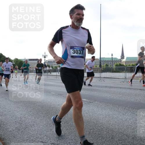 29.06.2025 - hella hamburg halbmarathon Lena Gebhardt http://msf.ph/oto/8294371 29.06.2025 09:59:02 Lombardsbrücke 719, 1715, 3037, 1410, 1485, 1506, 1715, 1719, 1727, 1946, 1951, 1972, 2518, 2741, 2840, 2883, 2907, 2911, 3037, 3334, 3715, 3819, 3952, 4120, 4152, 4167, 4467, 4839, 5077, 5084, 5378, 5391, 5420, 5457, 5458, 5492, 5866, 6294, 6390, 6399, 6592, 6629, 6657, 6759, 6877, 7033, 7082, 7129, 7130, 7232, 7369, 7716, 7732, 7864, 8068, 8322, 8509, 8639, 8721, 8772, 8798, 9655, 9727, 9770, 9884, 10266, 10488 meine-sportfotos.de