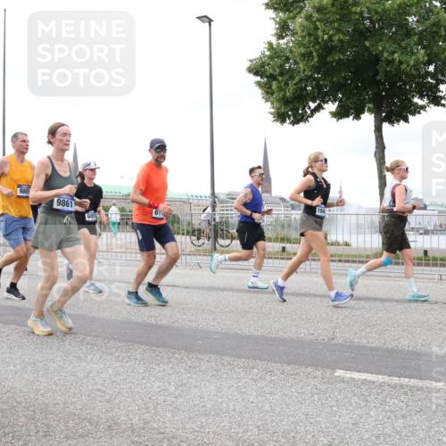 29.06.2025 - hella hamburg halbmarathon Lena Gebhardt http://msf.ph/oto/8294389 29.06.2025 10:56:02 Lombardsbrücke 9865, 9861, 15289, 605, 104, 1, 1616, 1738, 1909, 2095, 2793, 3101, 3244, 3257, 3268, 4083, 4265, 4354, 4470, 4473, 4836, 4896, 5220, 5222, 5306, 5575, 5580, 5757, 5994, 6055, 6056, 6113, 6257, 6494, 6594, 6968, 7025, 7028, 7516, 7548, 7616, 7969, 8005, 8110, 8305, 8517, 8527, 8532, 8533, 8648, 9435, 9548, 9606, 9838, 9861, 9865, 9948, 9953, 9956, 10094, 10436, 10438, 10449, 10593, 10640, 10740, 10784, 10987, 11903, 11962, 11963, 12695 meine-sportfotos.de