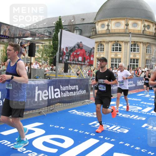 29.06.2025 - hella hamburg halbmarathon Michael Strokosch http://msf.ph/oto/8294397 29.06.2025 10:56:44 Ziel 4152, 6416, 6759, 7037, 7646, 8311, 8744, 8996, 9488, 11083, 11870, 12509, 14369, 15134, 15145, 15431, 15712, 16043, 16121, 17259, 18340, 18634, 18899 meine-sportfotos.de
