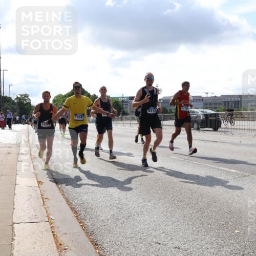 29.06.2025 - hella hamburg halbmarathon Lena Gebhardt http://msf.ph/oto/8294402 29.06.2025 09:46:38 Lombardsbrücke 8312, 12447, 14300, 17751, 5048, 1344, 1889, 2243, 2525, 3843, 3955, 4477, 4944, 5042, 5048, 5152, 5660, 6683, 7466, 7534, 7622, 7628, 7845, 7867, 7901, 8312, 8784, 8864, 8956, 10298, 10477, 10865, 10927, 10929, 11230, 11282, 11304, 11661, 11833, 12447, 12899, 12987, 13199, 13252, 13493, 13494, 13617, 13729, 13961, 14276, 14293, 14310, 15391, 15689, 15902, 16065, 16140, 16243, 16580, 16811, 16931, 16957, 17213 meine-sportfotos.de