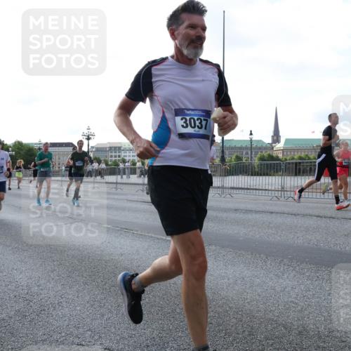 29.06.2025 - hella hamburg halbmarathon Lena Gebhardt http://msf.ph/oto/8294413 29.06.2025 09:59:02 Lombardsbrücke 1719, 1715, 3037, 1410, 1485, 1506, 1715, 1719, 1727, 1946, 1951, 1972, 2518, 2741, 2840, 2883, 2907, 2911, 3037, 3334, 3715, 3819, 3952, 4120, 4152, 4167, 4467, 4839, 5077, 5084, 5378, 5391, 5420, 5457, 5458, 5492, 5866, 6294, 6390, 6399, 6592, 6629, 6657, 6759, 6877, 7033, 7082, 7129, 7130, 7232, 7369, 7716, 7732, 7864, 8068, 8322, 8509, 8639, 8721, 8772, 8798, 9655, 9727, 9770, 9884, 10266, 10488 meine-sportfotos.de