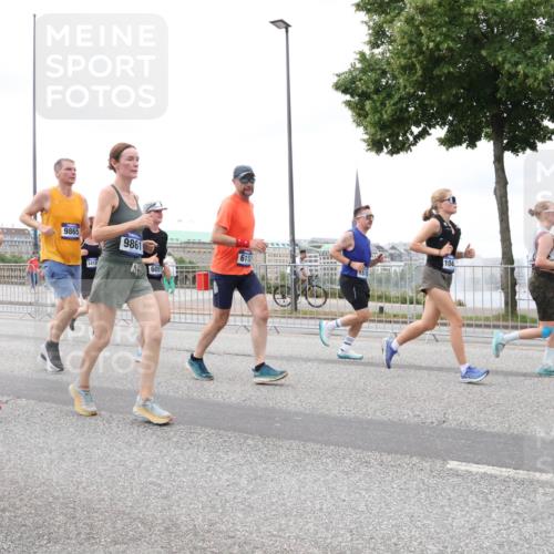 29.06.2025 - hella hamburg halbmarathon Lena Gebhardt http://msf.ph/oto/8294424 29.06.2025 10:56:02 Lombardsbrücke 15289, 9865, 1412, 9861, 605, 611, 157, 104, 1616, 1738, 1909, 2095, 2793, 3101, 3244, 3257, 3268, 4083, 4265, 4354, 4470, 4473, 4836, 4896, 5220, 5222, 5306, 5575, 5580, 5757, 5994, 6055, 6056, 6113, 6257, 6494, 6594, 6968, 7025, 7028, 7516, 7548, 7616, 7969, 8005, 8110, 8305, 8517, 8527, 8532, 8533, 8648, 9435, 9548, 9606, 9838, 9861, 9865, 9948, 9953, 9956, 10094, 10436, 10438, 10449, 10593, 10640, 10740, 10784, 10987, 11903, 11962, 11963, 12695 meine-sportfotos.de